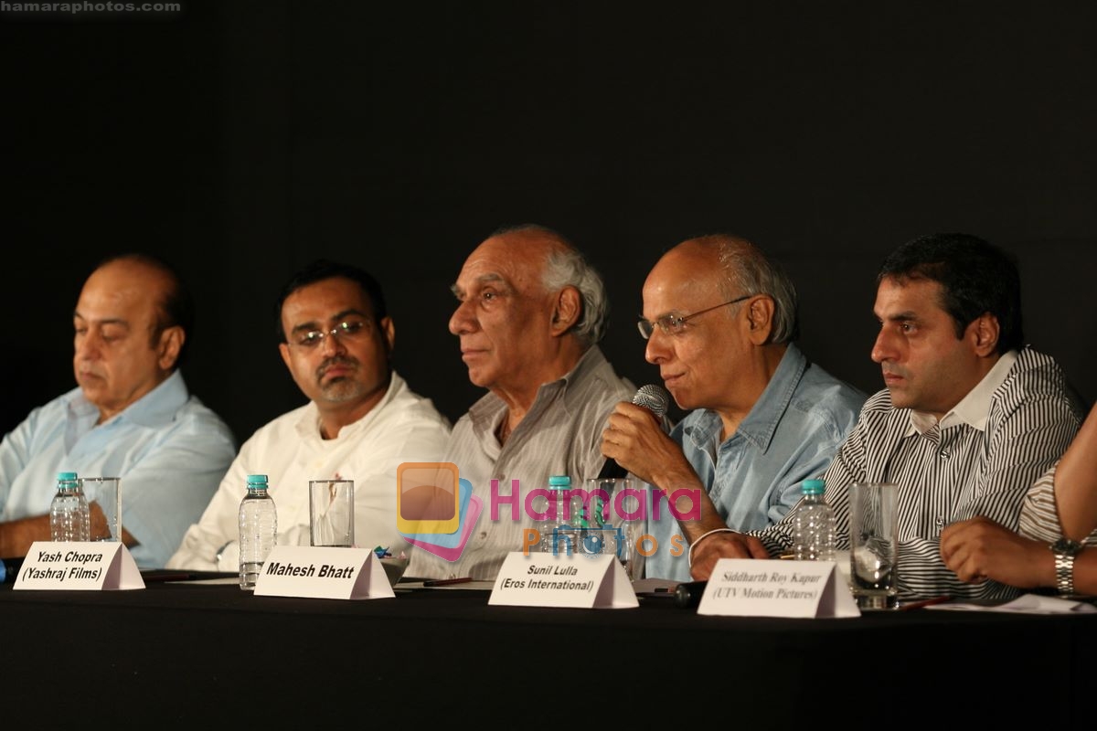 Yash Chopra, Mahesh Bhatt at Producers Media Meet in The Club, Andheri, Mumbai on 16th March 2009 