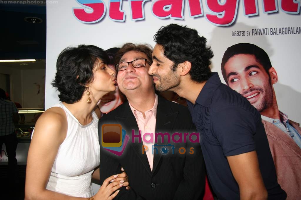 Gul Panag, Vinay Pathak, Siddharth Makkar at the Premiere of Straight in Fame on 19th March 2009 