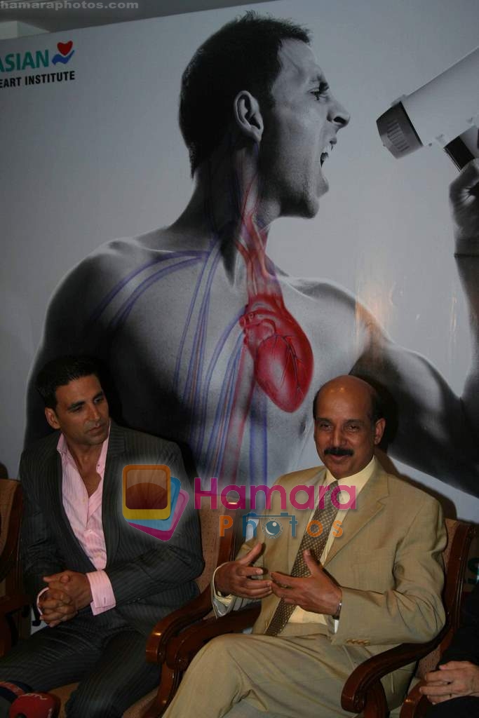 Akshay Kumar at Asian Heart Institute helpline launch in Taj Land's End on 21st March 2009  - Copy
