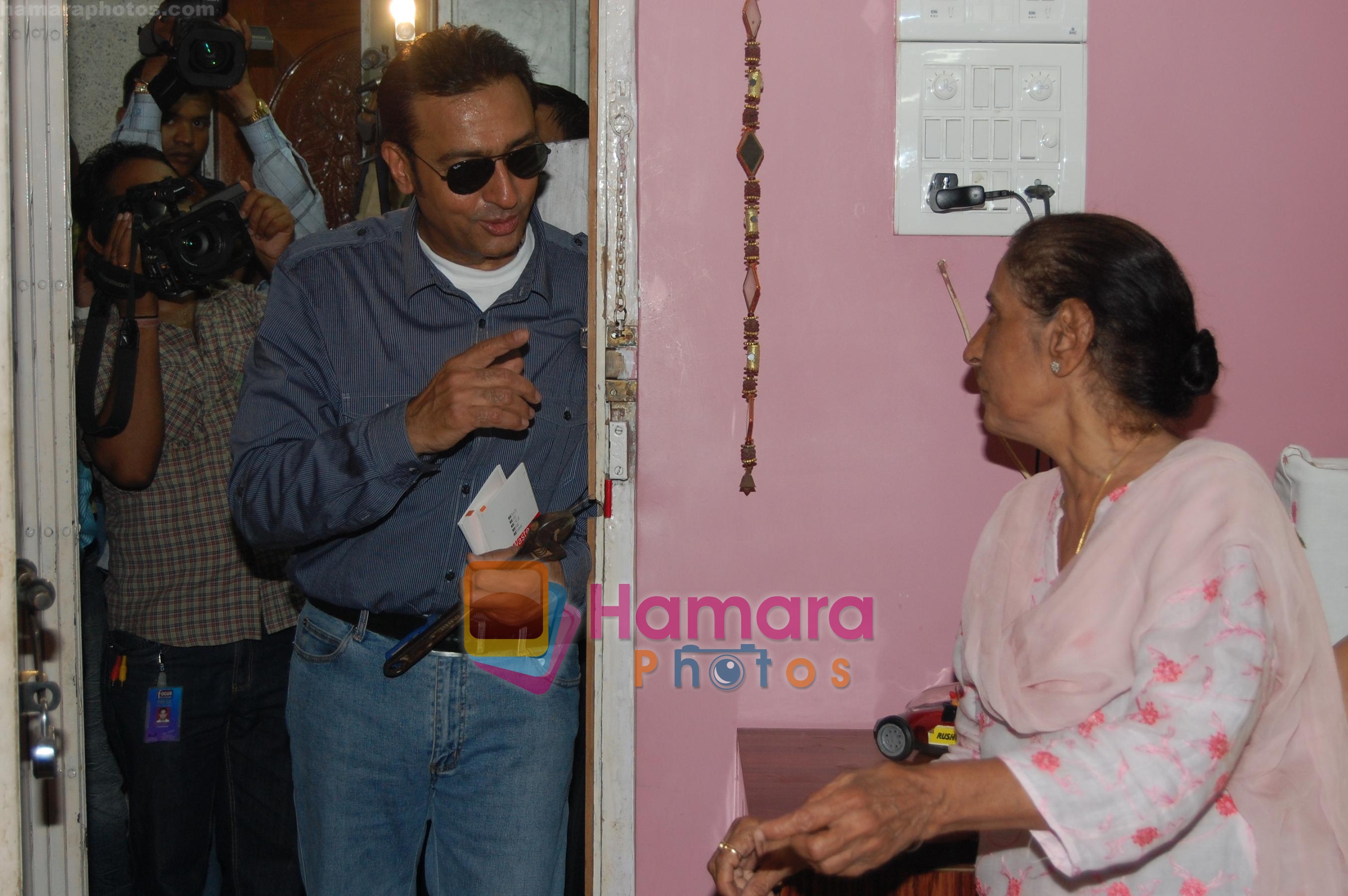 Gulshan Grover getting into a house to check leaking taps for promo event of film Zor Lagaa Ke haiya