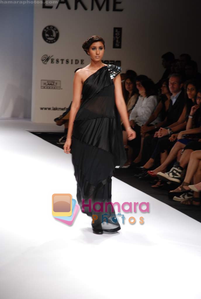 Model walk the ramp for Anand Kabra Show at LIFW on 27th March 2009 