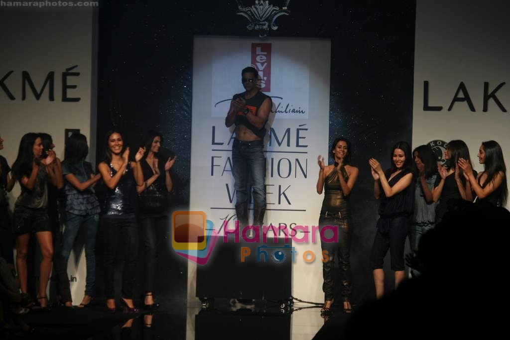 Akshay Kumar walk on the ramp for Levis show by Tarun Tahiliani at Lakme Fashion Week 2009 on 30th March 2009 