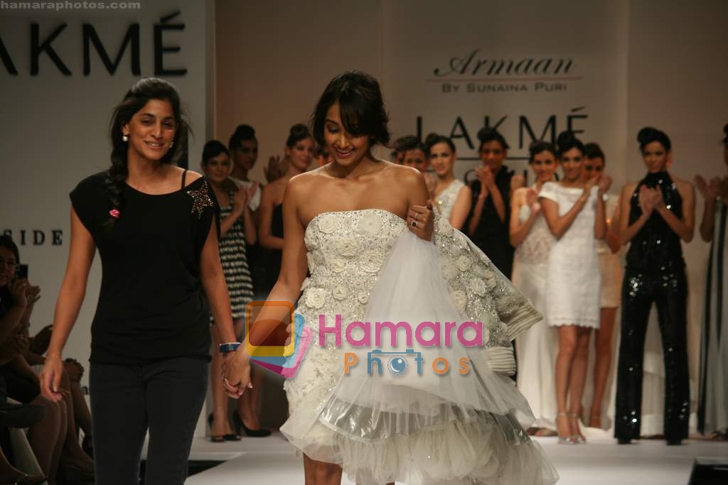 Jiah Khan walk the ramp for Sunaina Puri Show at Lakme Fashion Week Day 5 on 31st March 2009 