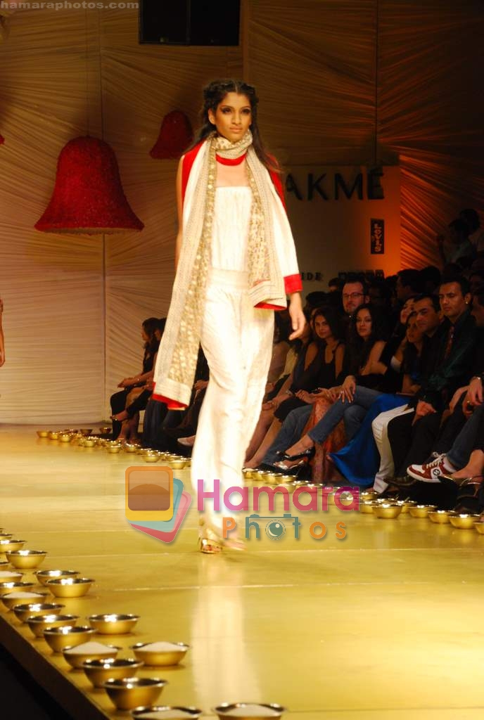 Model walk the ramp for Anamika Khanna Show at Lakme Fashion Week Day 5 on 31st March 2009 