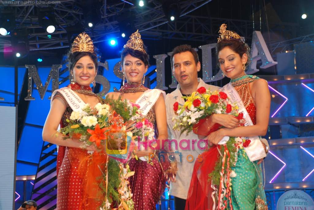 Marc Robinson with winners at Femina Miss India 2009 finale on 5th April 2009  