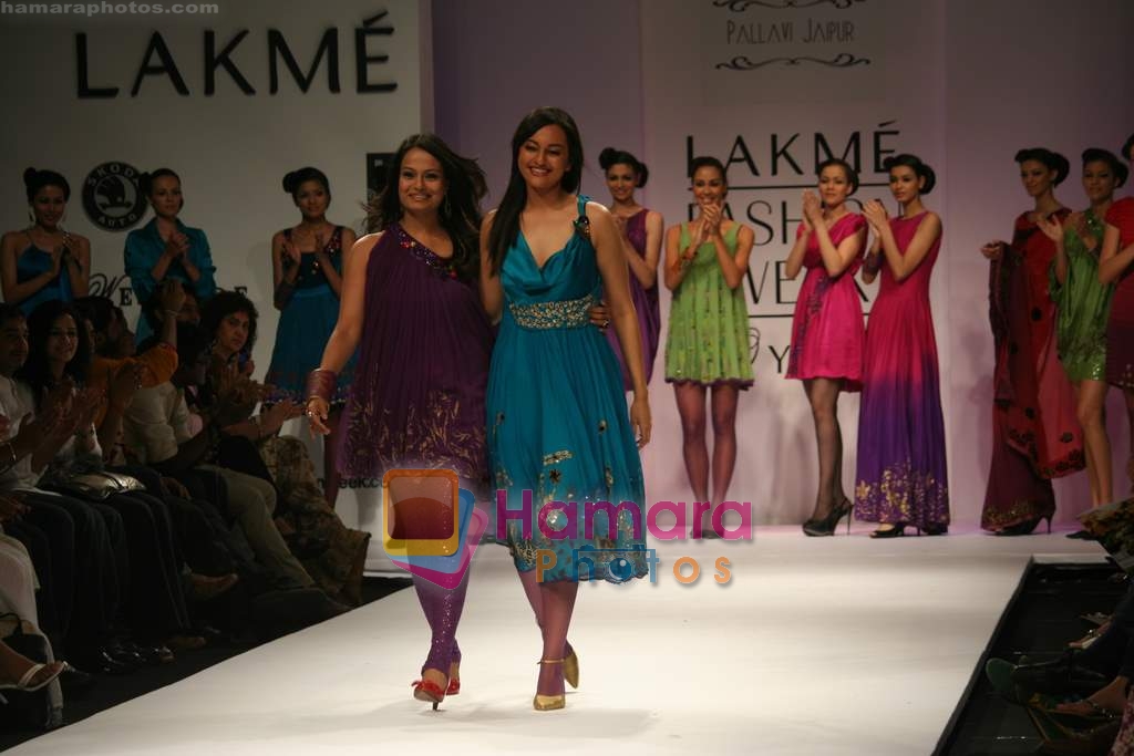 Model walk the ramp for Pallavi Jaipur at Lakme Fashion week day 4 on 30th March 2009