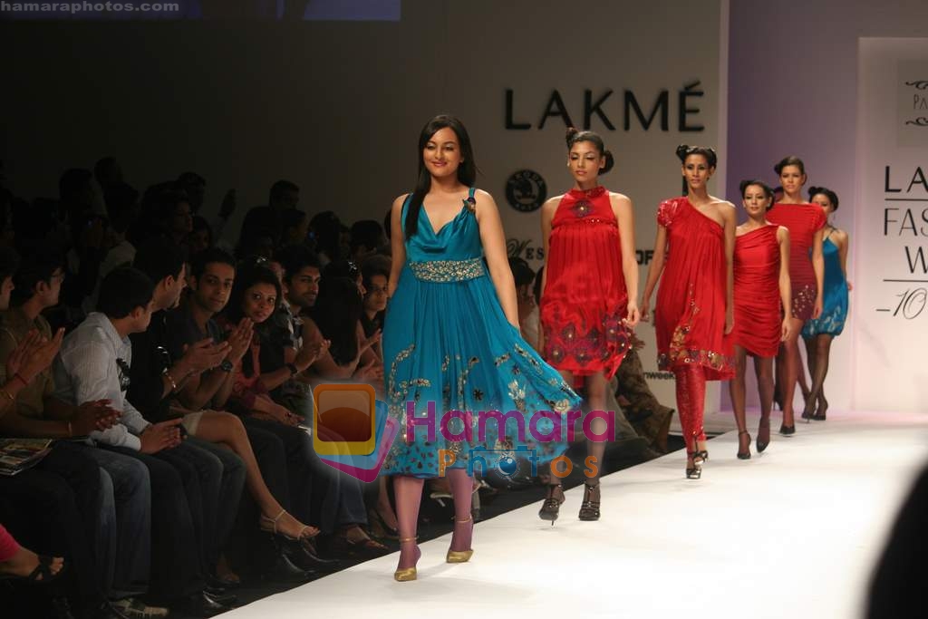 Model walk the ramp for Pallavi Jaipur at Lakme Fashion week day 4 on 30th March 2009 