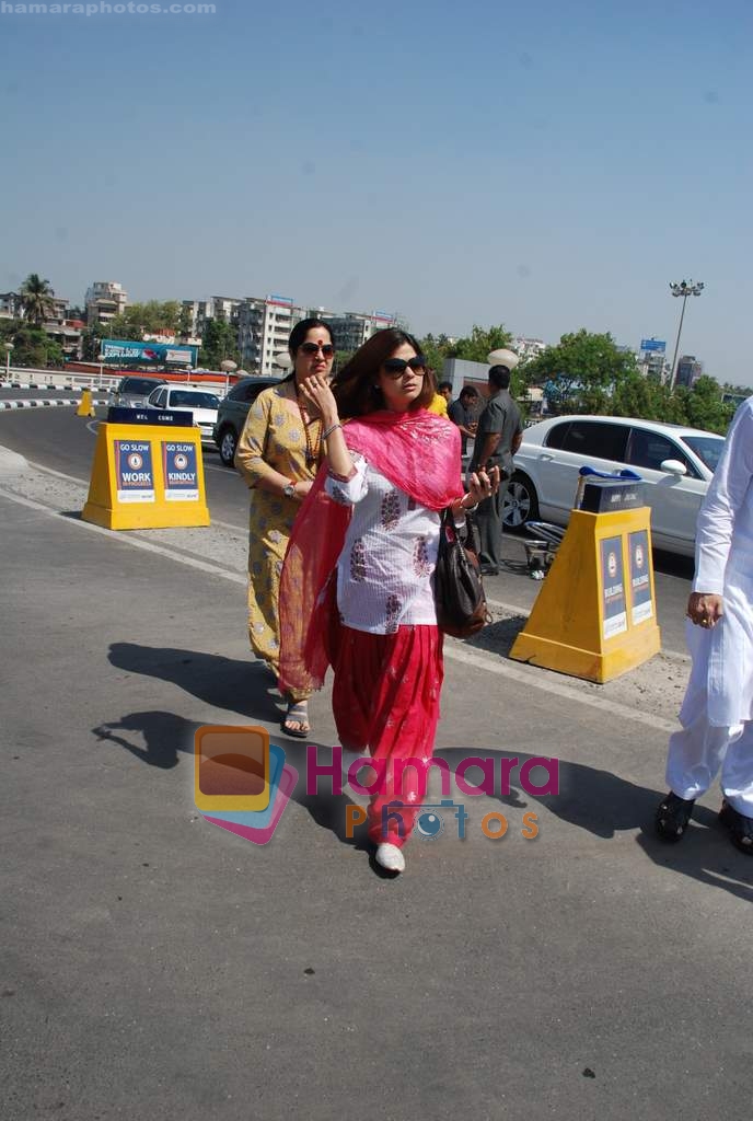 Shamita Shetty, Sunanda Shetty on way to Golden Temple on 8th April 2009 