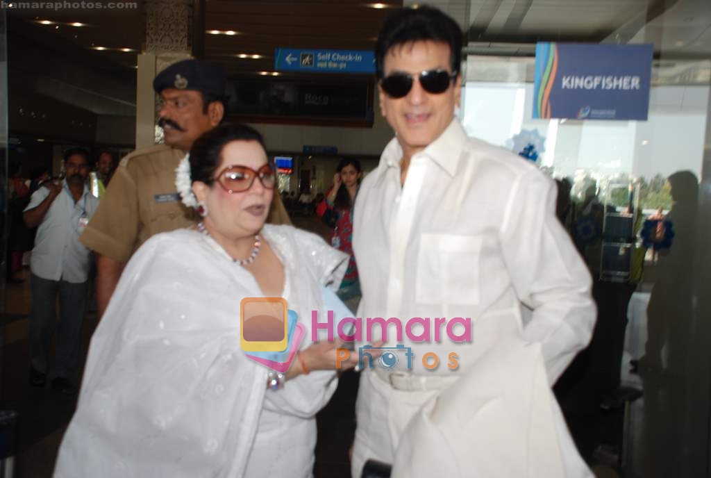 Jeetendra on way to Golden Temple on 8th April 2009 