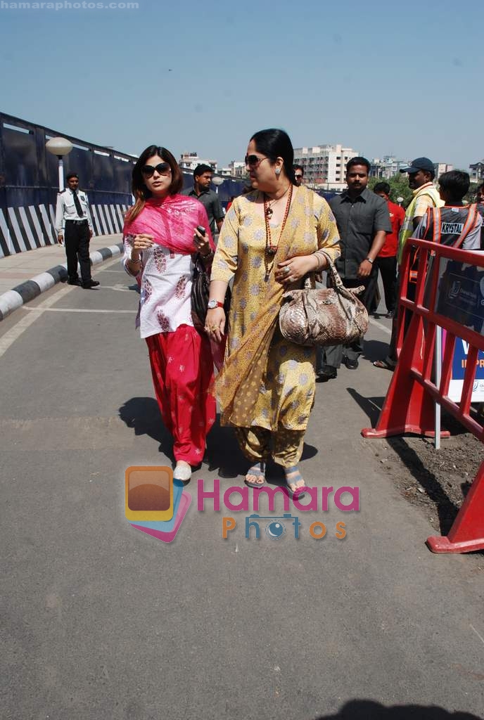 Shamita Shetty, Sunanda Shetty on way to Golden Temple on 8th April 2009 