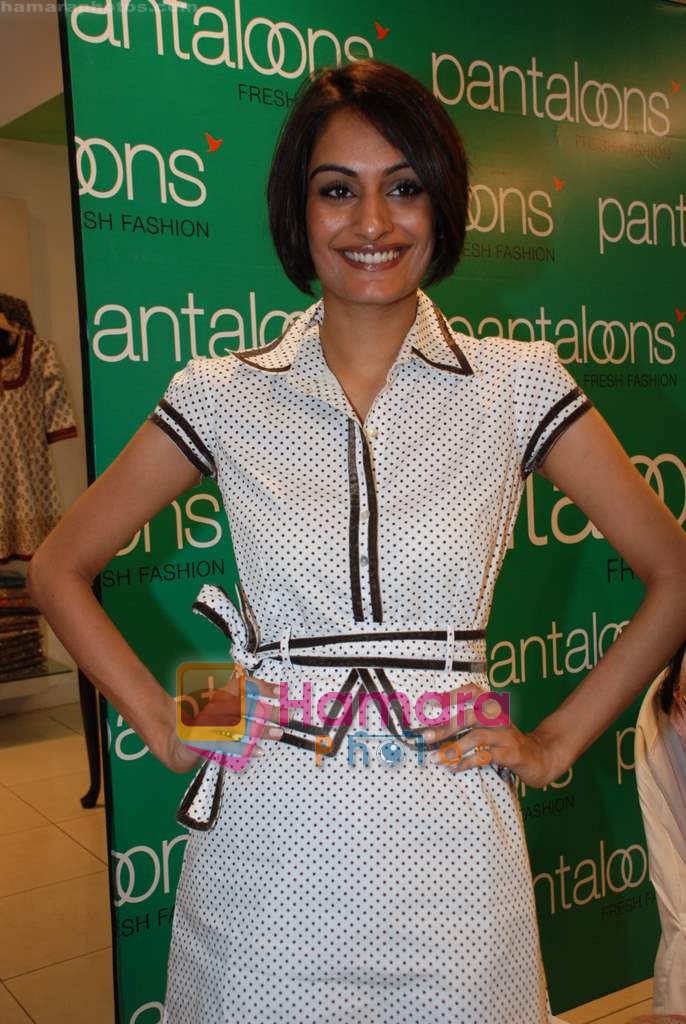 Ekta Choudhary at Pantaloon showroom in Phoenix Mills on 8th April 2009 