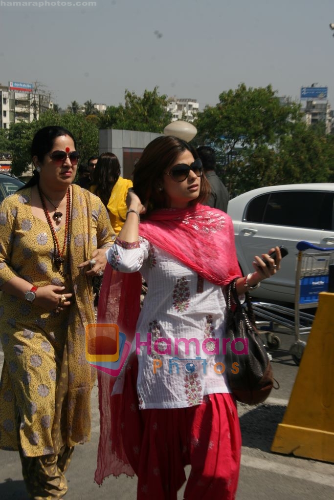Shamita Shetty, Sunanda Shetty depart for Golden temple in Domestic Airport, Mumbai on 9th April 2009 