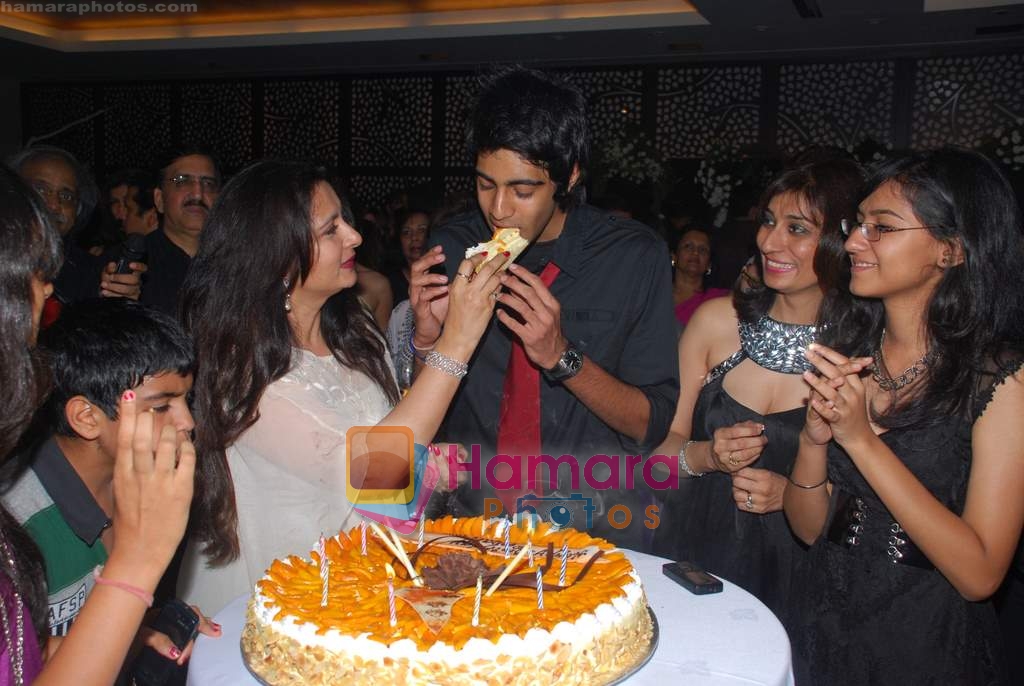Poonam Dhillon with Kids at Poonam Dhillon's birthday bash in Andheri on 18th April 2009 