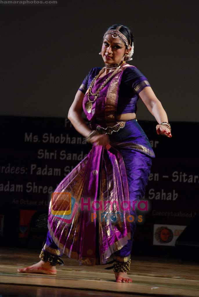 Shobana at Kathak concert to pay tribute to Kathak dancer Shurushri Madhurita Sarang in Ravindra Natya Mandir on 23rd April 2009 