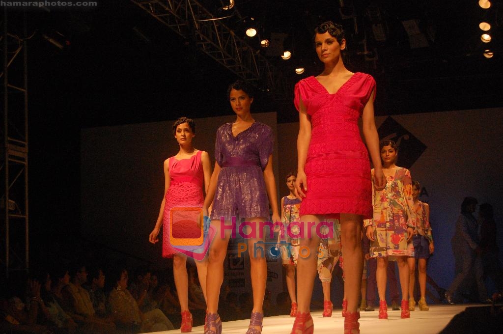 Model walk on the ramp for Rahul and Rohit at Kolkata Fashion Week Day 4 on 5th April 2009 