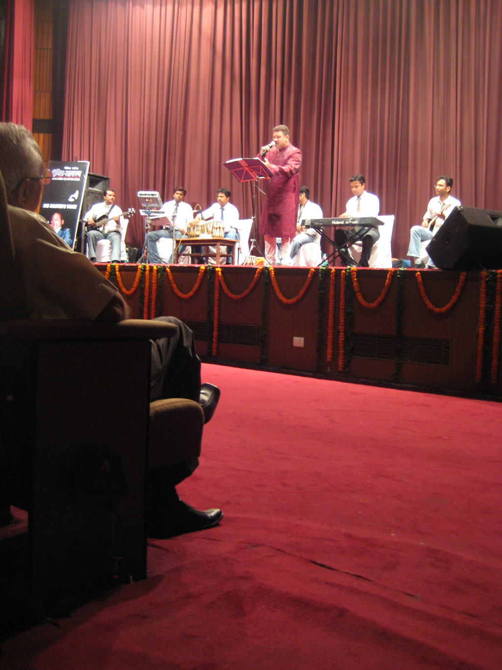 Shrikant Narayan at Tumsa Aacha Kaun Hai - program conducted under the banner Sangeeth Smriti
