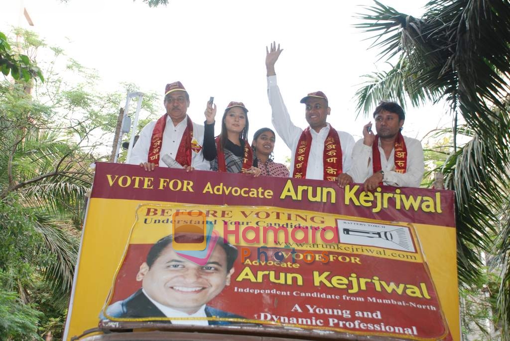 Sara Khan cmpaigns for Arun Kejriwal in Kandivali on 25th April 2009 