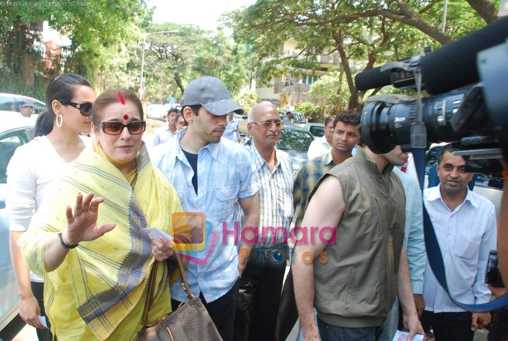 Poonam Sinha goes to vote on 30th April 2009 