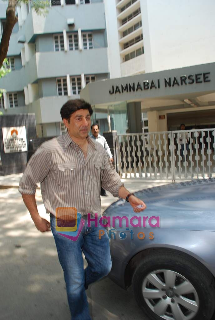 Sunny Deol goes to vote on 30th April 2009 