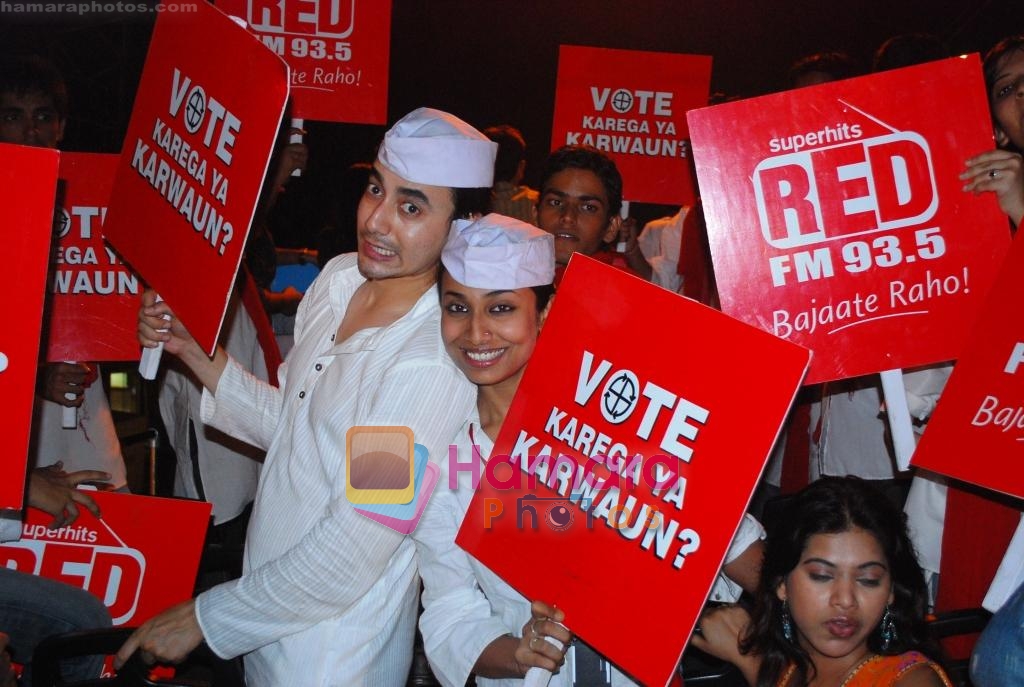 RJs Mantra and Rohini canvassing for the Red FM 93.5 Vote Karo Ya Karwaun cause on 28th April 2009