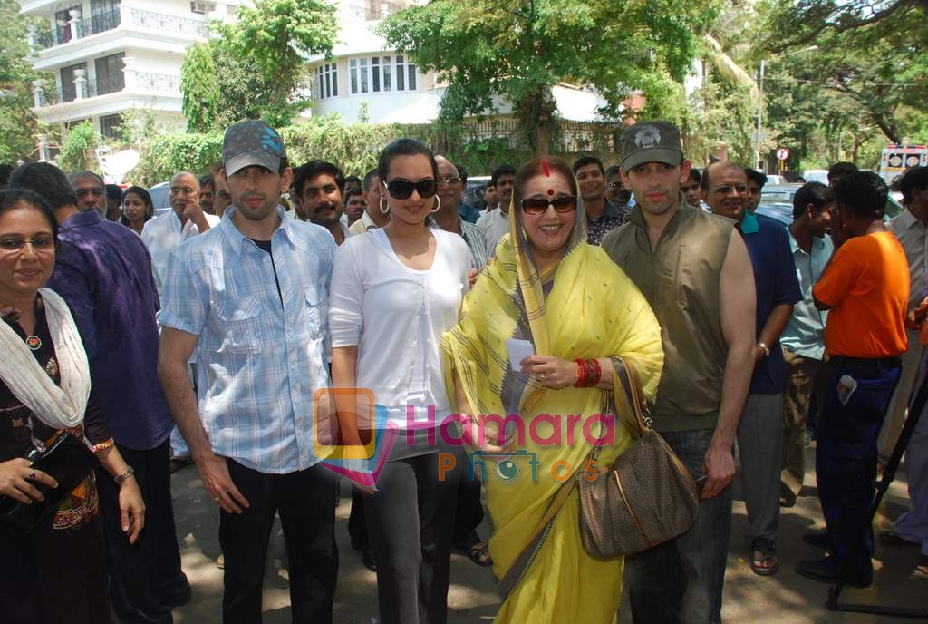 Poonam Sinha goes to vote on 30th April 2009 