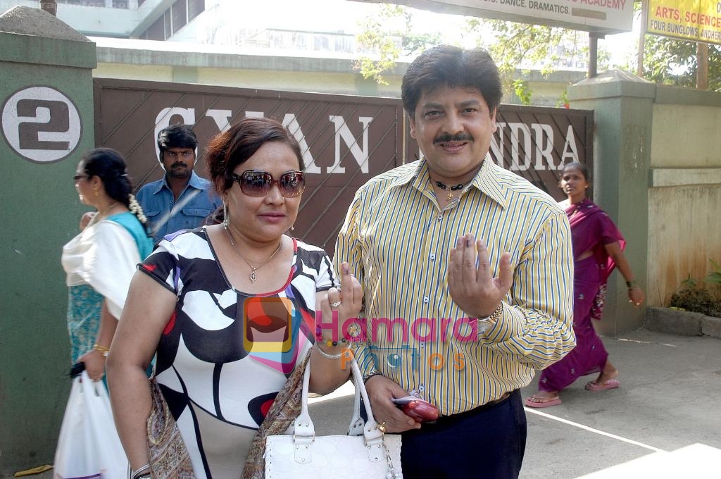 Udit Narayan goes to vote on 29th April 2009 