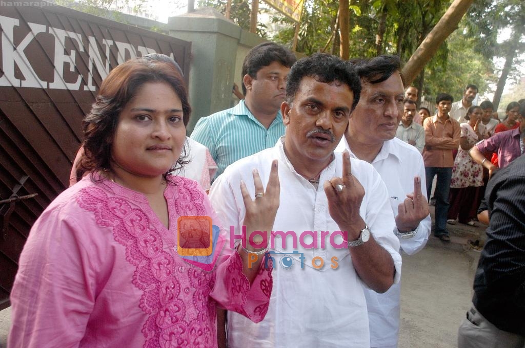 Sanjay Nirupam goes to vote on 29th April 2009 