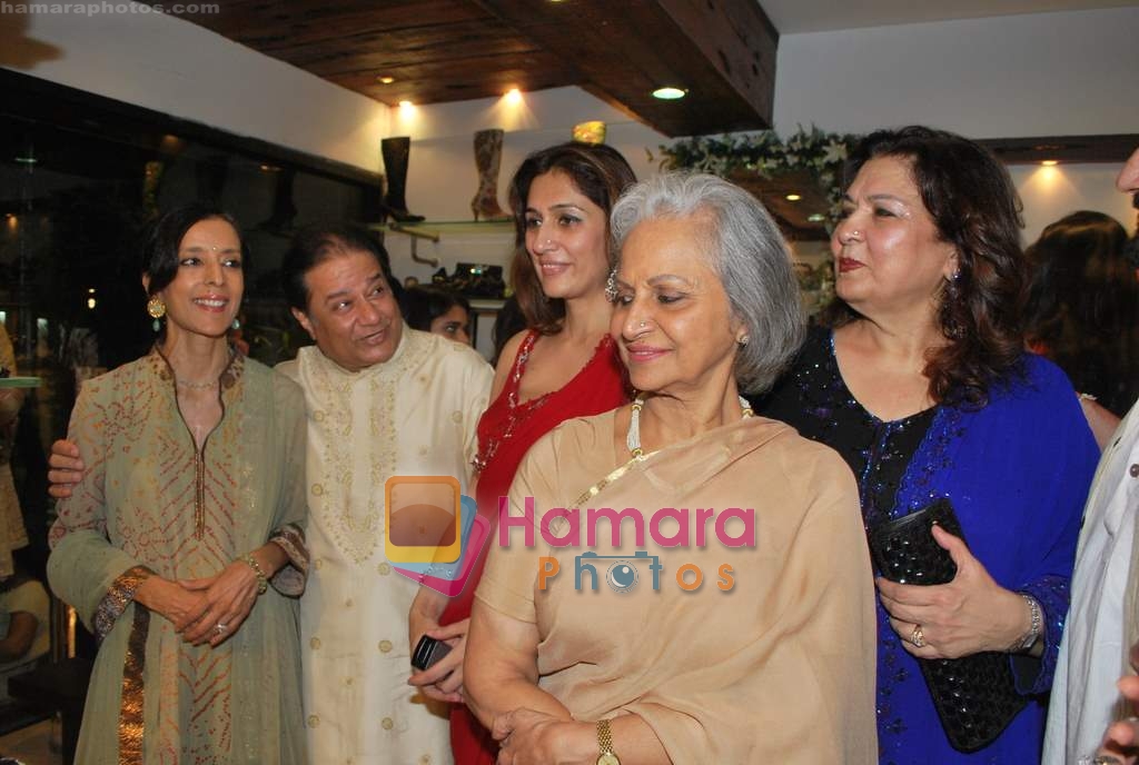 Waheeda Rehman at store launch of designer Rina Shah with Jamila and Seema Malhotra in Khar on 4th May 2009 