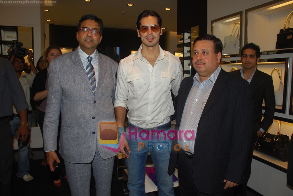 Dino Morea unveils Versace Accessories Boutique in Versace, Trident hotel, Mumbai on 4th May 2009 