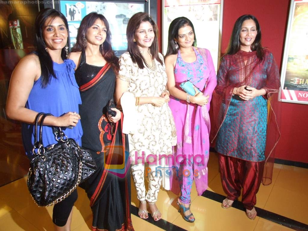 Sonali Kulkarni, Bhagyashree, Kanchan Adhikari, Sheeba at Marathi movie premiere - Zhak Marli Bayko Keli in Cinemax on 6th May 2009 