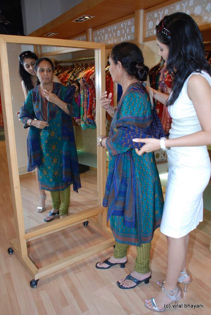 Pooja Chopra shops for her mom at Ritu Kumar store, Lower Parel on 8th May 2009 