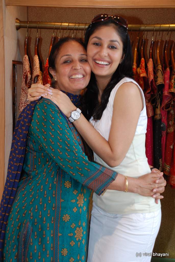 Pooja Chopra shops for her mom at Ritu Kumar store, Lower Parel on 8th May 2009 