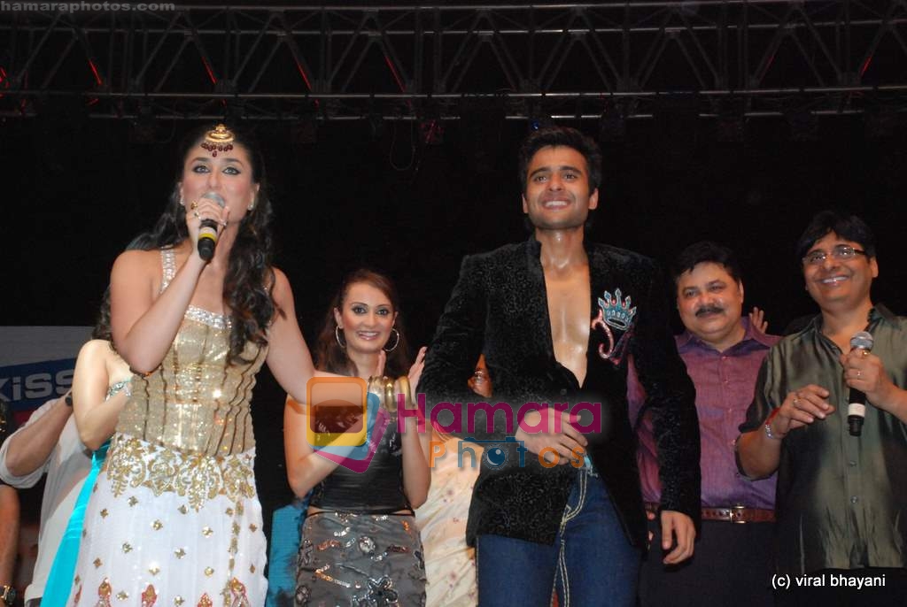 Sophie Chaudhry, Jackie Bhagnani, Kareena Kapoor at Kal Kissne Dekha concert at Ahmedabad on 21st May 2009 