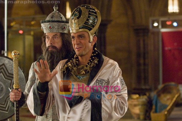 Hank Azaria, Christopher Guest in still from the movie Night at the Museum - Battle of the Smithsonian