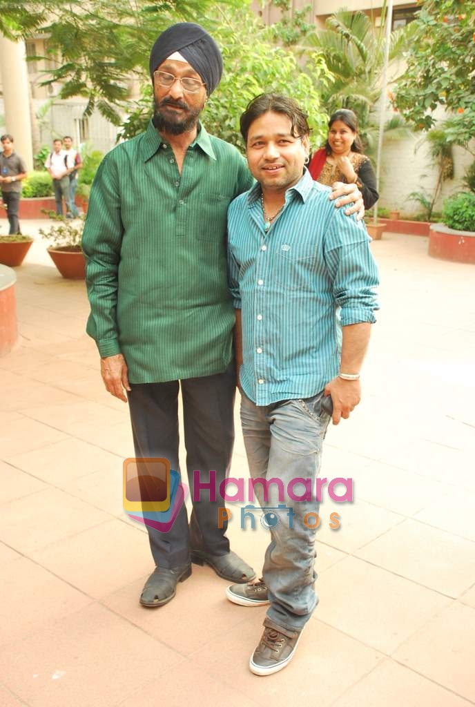 Kailash Kher at the launch of Jaswinder Singh's album Ishq Nahin Asaan in Bhavans on 27th May 2009 