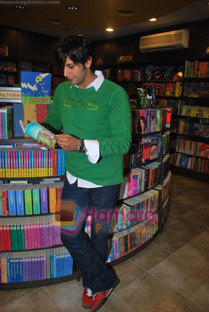 Karnveer at Poddar's Zelda book launch in Granth Book Store on 5th June 2009 