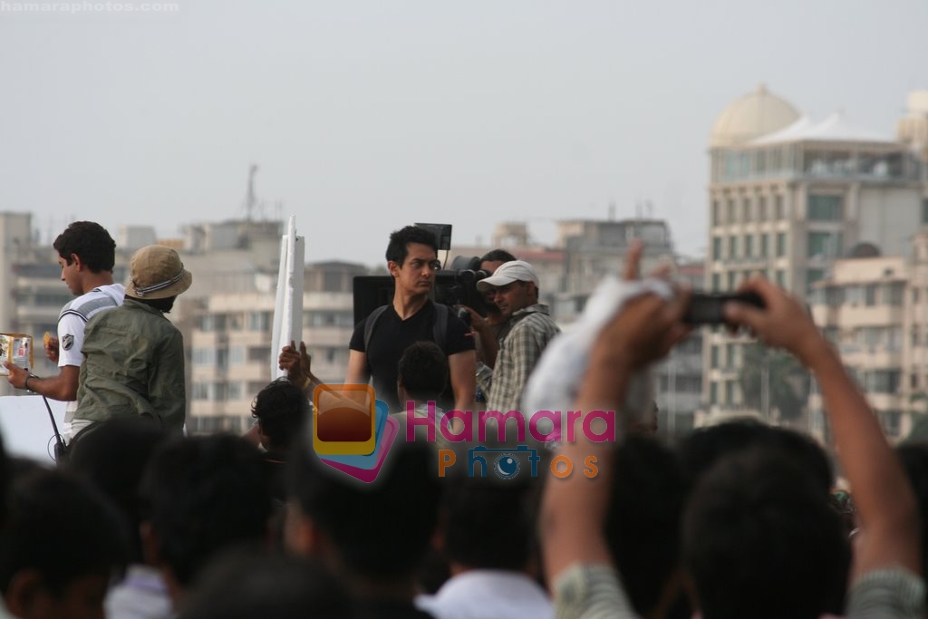Aamir Khan shoots for Monaco chips Ad in Churchgate, Mumbai on 7th June 2009 