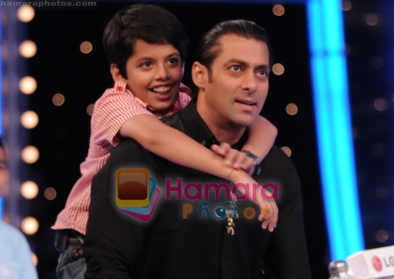 Salman Khan with Darsheel on the sets of Dus Ka Dum in Sony Entertainment on 8th June 2009