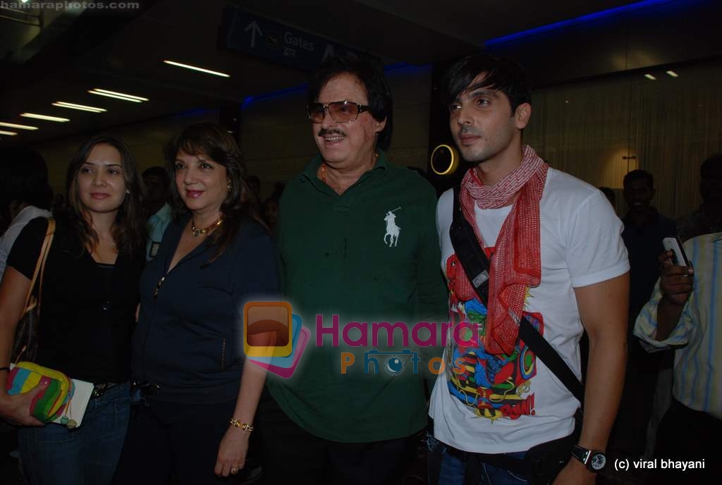 Sanjay, Zarine and Zayed Khan at IIFA DEPARTURE in Mumbai Airport on 6th June 2009 