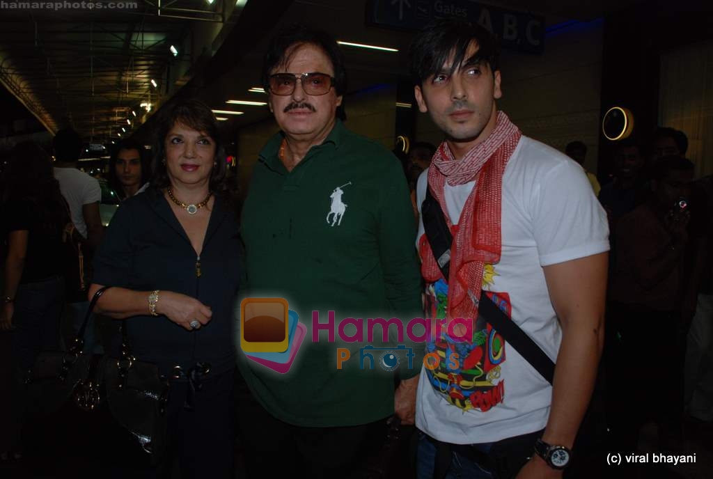 Sanjay, Zarine and Zayed Khan at IIFA DEPARTURE in Mumbai Airport on 6th June 2009 