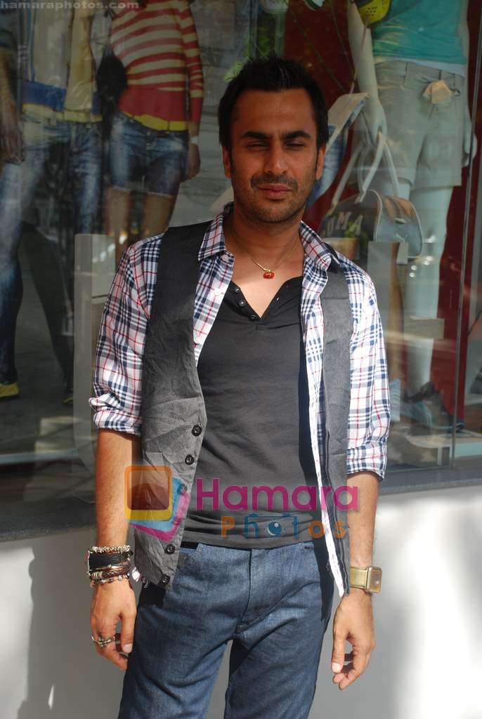 Aki Narula ties up with Puma in Khar on 11th June 2009 