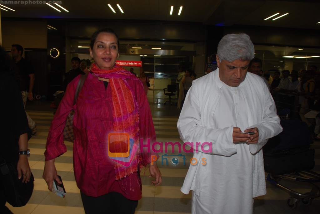 Javed Akhtar, Shabana Azmi arrive at Mumbai Airport from IIFA, Macau on 14th June 2009 