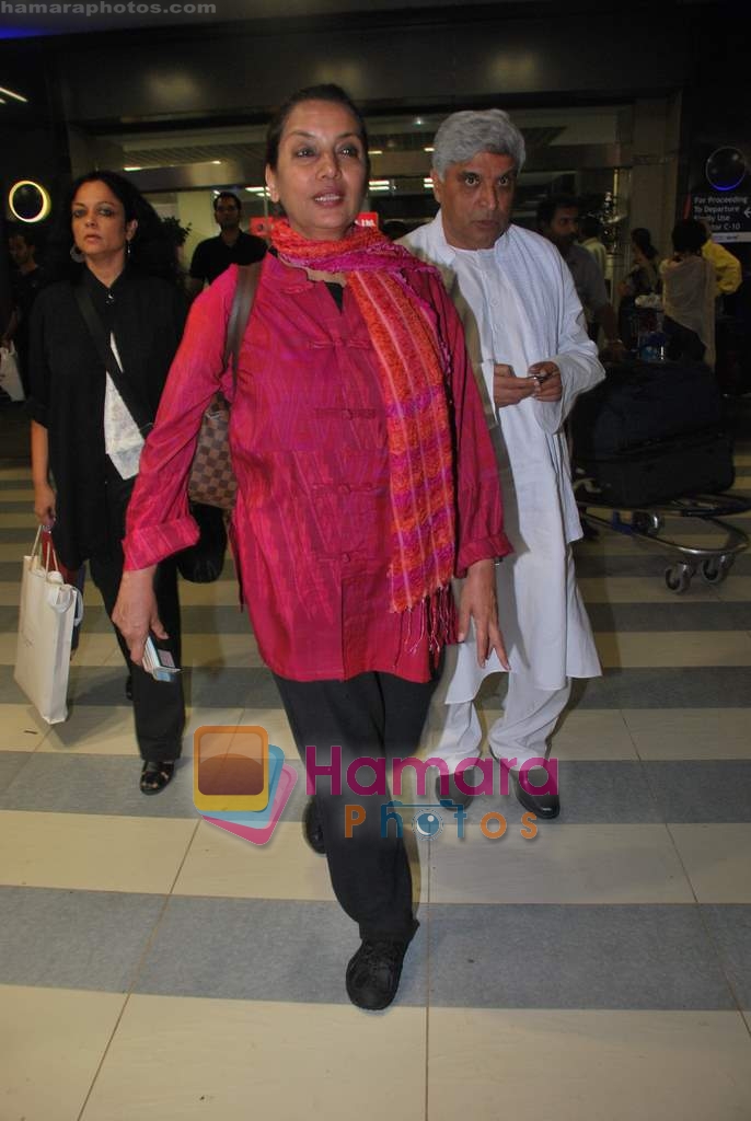 Shabana Azmi, Javed Akhtar arrive at Mumbai Airport from IIFA, Macau on 14th June 2009 