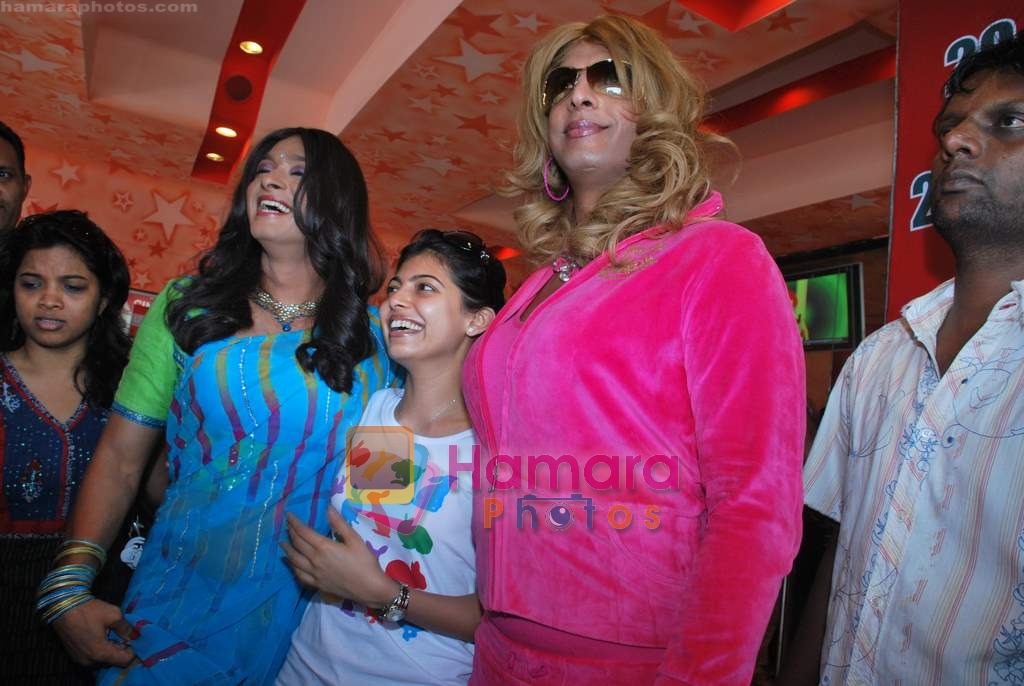 Shreyas and Deepti Talpade, Javed Jaffrey sell tickets at Cinemax to promote Paying Guest on 16th June 2009 