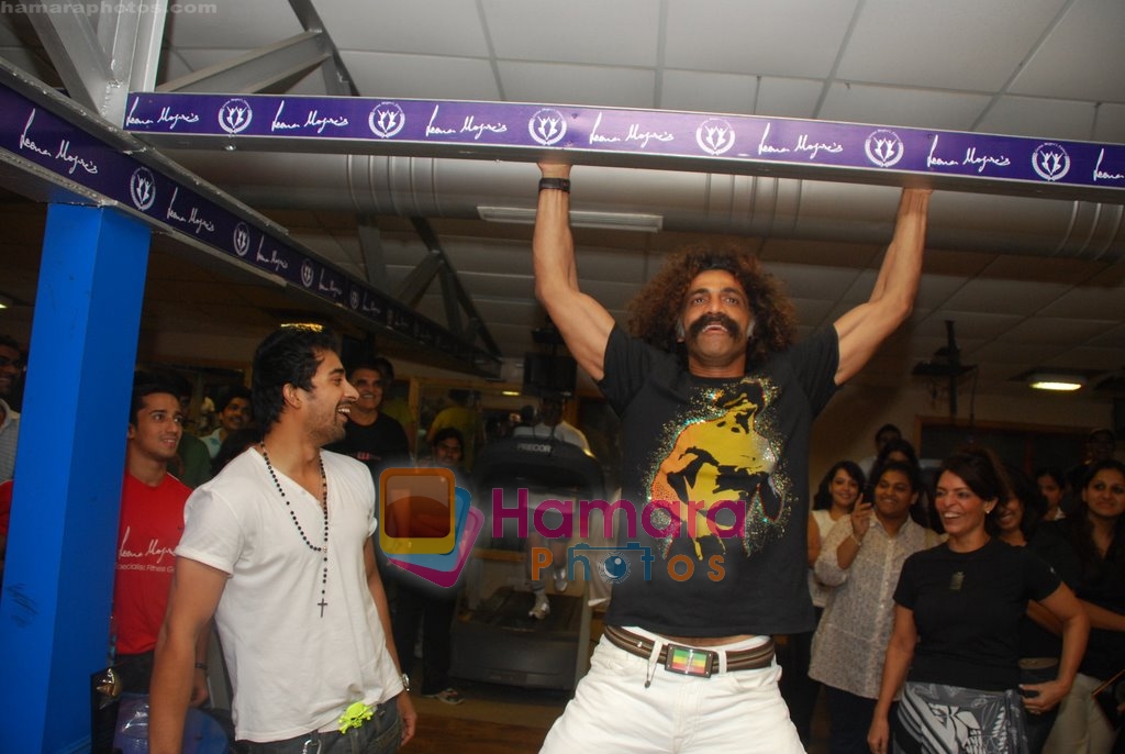 Ranvijay and Makrand Deshpande promote Fitness at Leena Mogre Gym in Shivaji Park, Dadar, Mumbai on 19th June 2009 