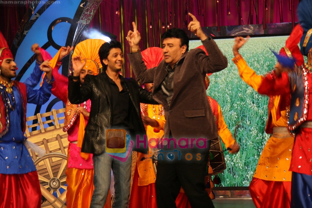 Ritesh Deshmukh, Anu Malik on the sets of Entertainment Ke Liye Kuch Bi Karega in Yashraj Studios on 22nd June 2009 
