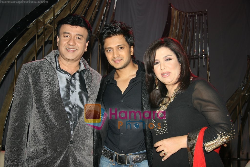 Anu Malik, Ritesh Deshmukh, Farah Khan on the sets of Entertainment Ke Liye Kuch Bi Karega in Yashraj Studios on 22nd June 2009 