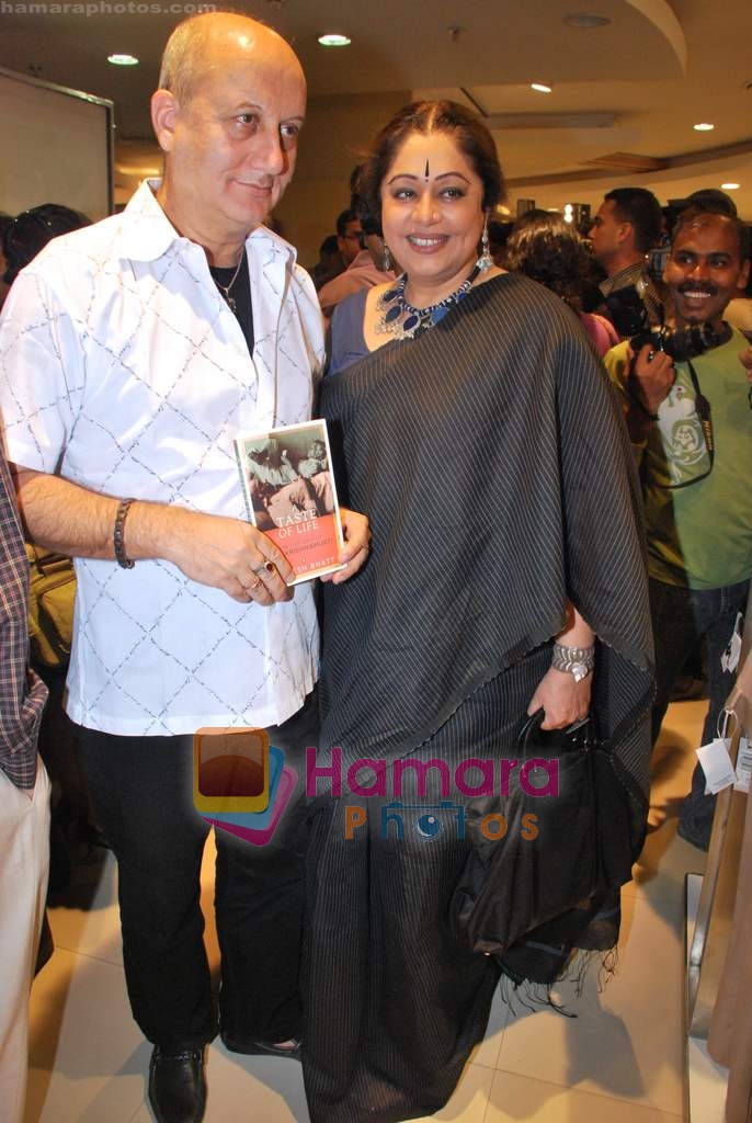 Anupam Kher and Kiron Kher at the Launch of Mahesh Bhatt's book A Taste of Life - The Last Days of UG Krishnamurthi in Crossword Book store on 22nd June 2009  