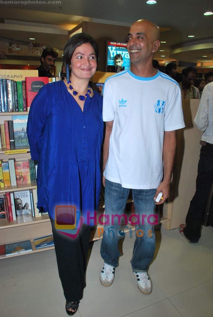 Pooja Bhatt at the Launch of Mahesh Bhatt's book A Taste of Life - The Last Days of UG Krishnamurthi in Crossword Book store on 22nd June 2009  