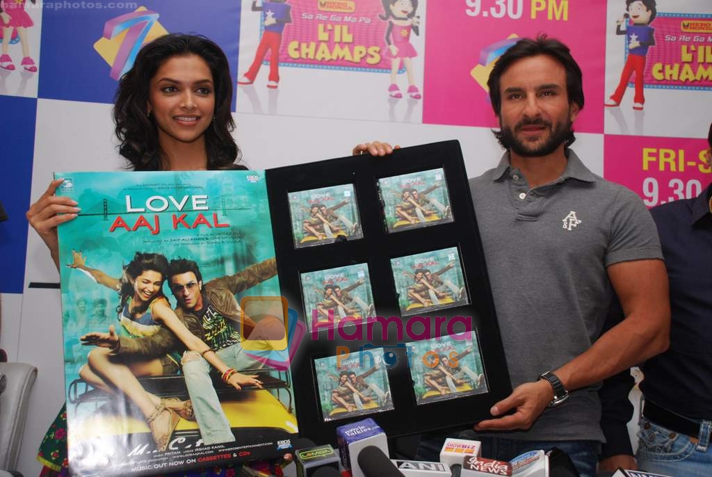 Saif Ali Khan and Deepika Padukone at Love Aaj Kal music launch on the sets of Sa Re Ga Ma Pa Lil Champs in Famous Studios on 27th June 2009 